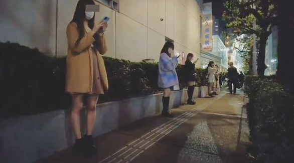 失业大叔的单身公寓，被4个辣妹用身体强行换得了居住权。